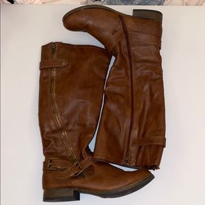 Cute mid boots !